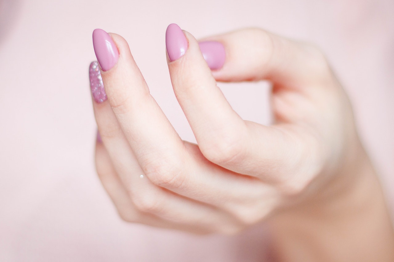 Person har fået lavet pink negle