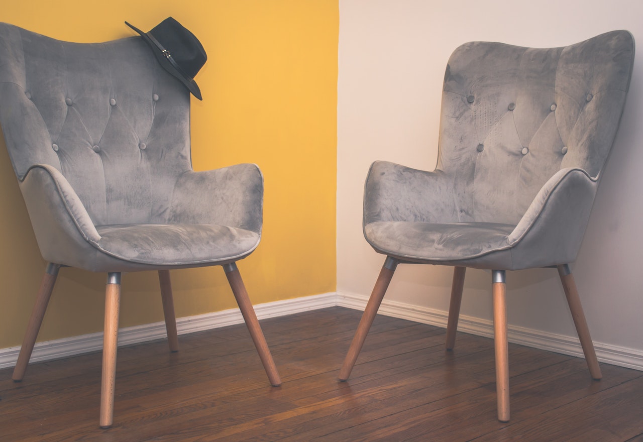 To stole står et rum med forskelligt farvede vægge
